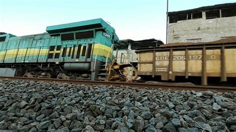 Trem Cargueiro De Min Rio De Ferro Da Vale Descendo Lotado Passando Em