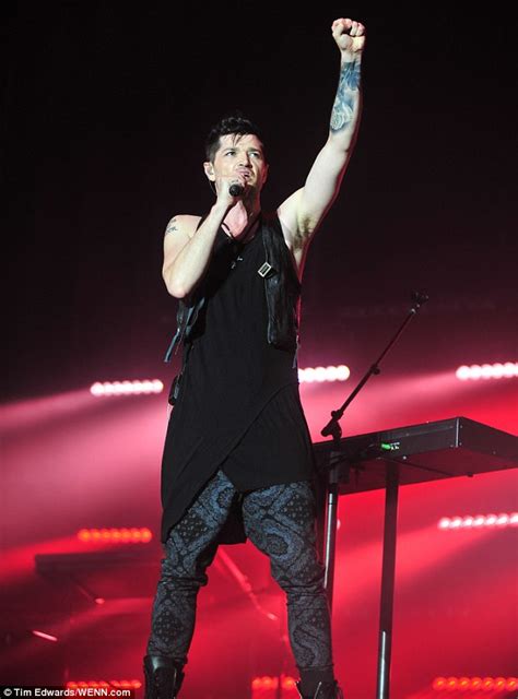 Ellie Goulding Looks Leggy In Black Sequin Hot Pants At V Festival Daily Mail Online