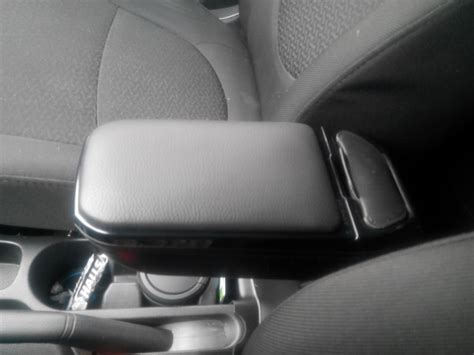 Фото подлокотника — KIA Rio (3G), 1,4 л, 2012 года | фотография | DRIVE2