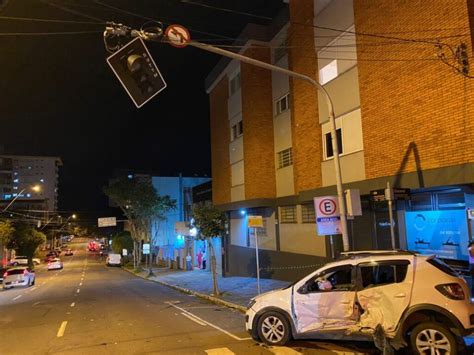 Motorista Causa Acidente E Foge Sem Prestar Socorro No Centro De Caxias