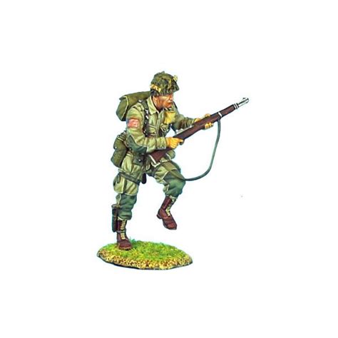 NOR004 US 101st Airborne Paratrooper Running with M1 Garand