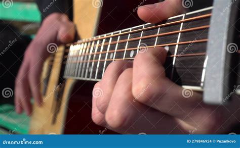 Un Joven Toca La Guitarra En El Parque La Mano De Un Hombre Cerrado