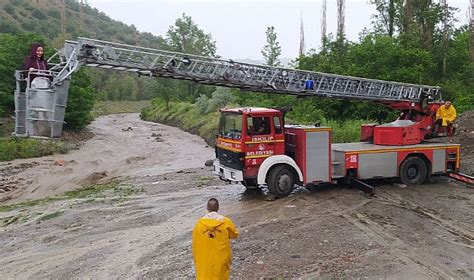 Selde Mahsur Kalan Aileyi İtfaiye Ekipleri Kurtardı GÜNCEL Niksar