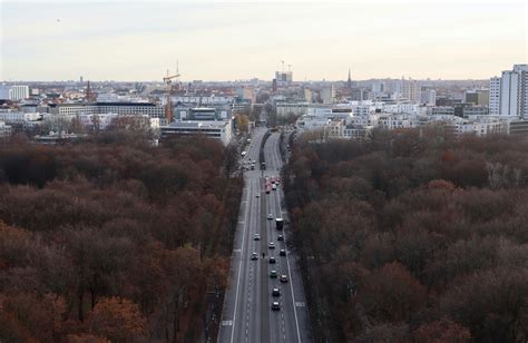 Highway Through The Tiergarten State Park In Berlin · Free Stock Photo