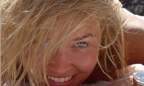Lara Bingle Flaunts Makeup Free Beach Babe Look As She Soaks Up Some Sun Daily Mail Online