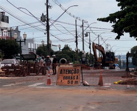 Parte da Av Brasil em Santa Helena é bloqueada para obras de