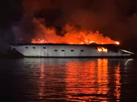 Pressmare Incendio Divora Tre Barche Nel Porto Di San Felice Circeo