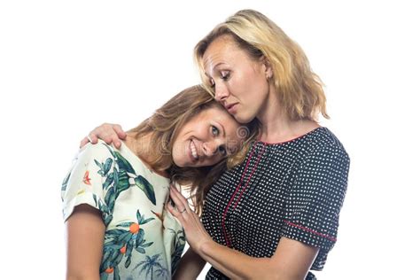 Une Femme Blonde Plus âgée Dans Le Dessus De Dentelle Avec Le Sourire De Collier Image stock