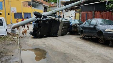 Motorista Perde Controle Do Carro Bate E Derruba Poste Em Madre De