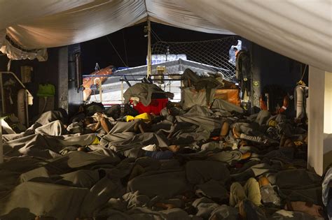 Maxisbarco Di Migranti A Messina A Bordo Del Peschereccio Morti E