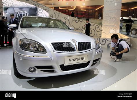 File Visitors Look At A Zhonghua Junjie Of Brilliance Auto At The