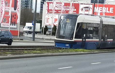 Wykolejony tramwaj na ul Jagiellońskiej w Bydgoszczy Ruch został