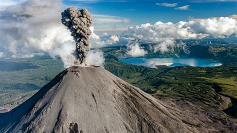 Russian Volcano Filmed Spewing Out Enormous Ash Clouds Video — Rt World News