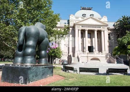 La Famosa Escultura Equina De Fernando Botero En El Parque Forestal De