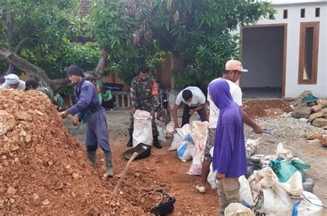 Tumbuhkan Semangat Gotong Royong Babinsa Janjang Bantu Pengurukan