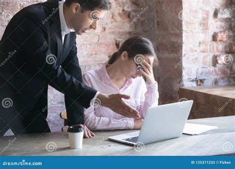 Patron Mécontent Et Femme Fatiguée Dans Le Bureau Image stock Image