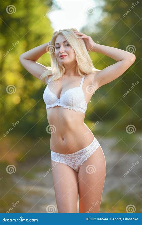 Charmante Blonde Mince Avec Cheveux Courts En Lingerie Blanche Pose Sensuellement Sourire Dans