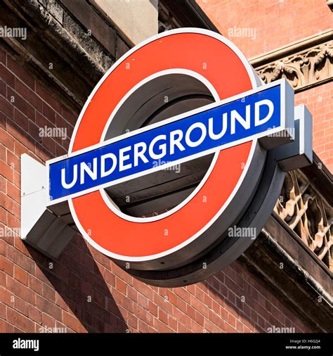 Logo Du Métro De Londres Monté Sur Mur De Brique Photo Stock Alamy