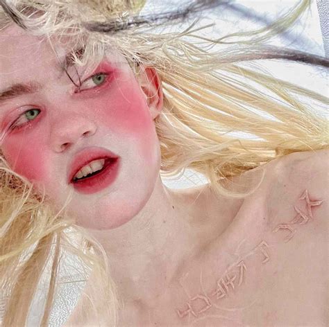 Grimes Reveals New White Ink Alien Scars Tattoo On Her Collarbones