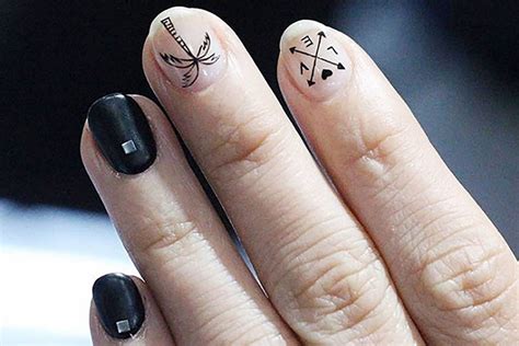 Tatuajes en las uñas la nueva tendencia que se está apoderando de