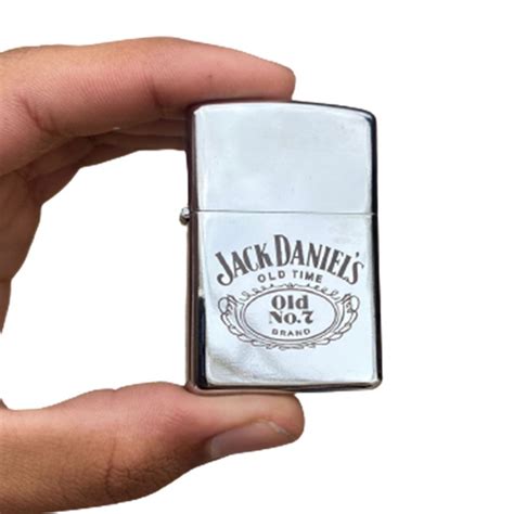 Isqueiro tipo Zippo cromado gravado JackDaniels recarregável no Shoptime