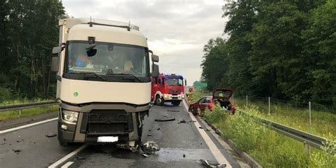 Groźny wypadek w Małopolsce Tir zderzył się z osobówką