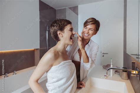 Happy Lesbian Couple Getting Ready For Their Day In The Bathroom Stock Foto Adobe Stock