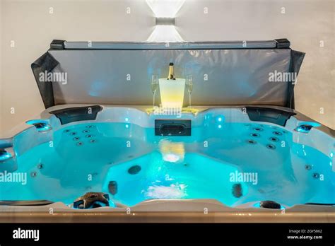 Romantic Hot Tub Champagne