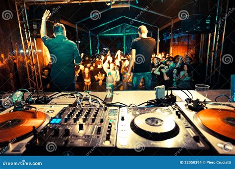 Live Performance at a Music Festival Editorial Stock Image - Image of emotions, musical: 22050394