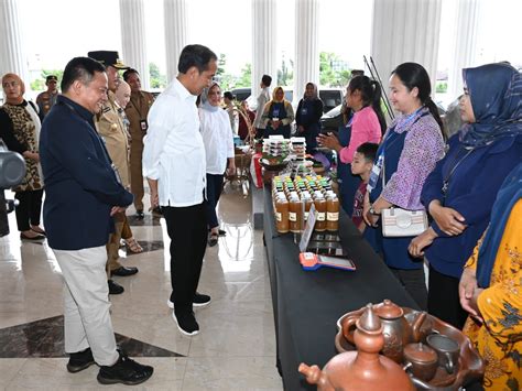 Foto Presiden Jokowi Optimistis Jutaan Nasabah Pnm Mekaar Naik Kelas