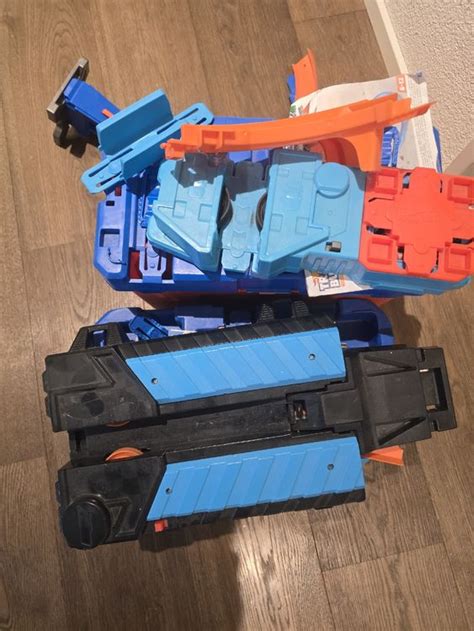 Div Hot Wheels sets mit div Teilen Boxen und Zubehör Gebraucht in Unterengstringen für CHF