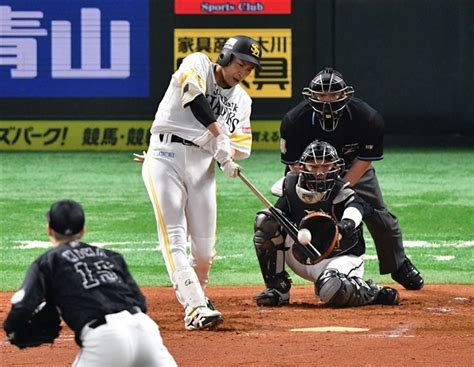 ベンチ前でサイコーポーズをする柳田 写真｜【西日本スポーツ】