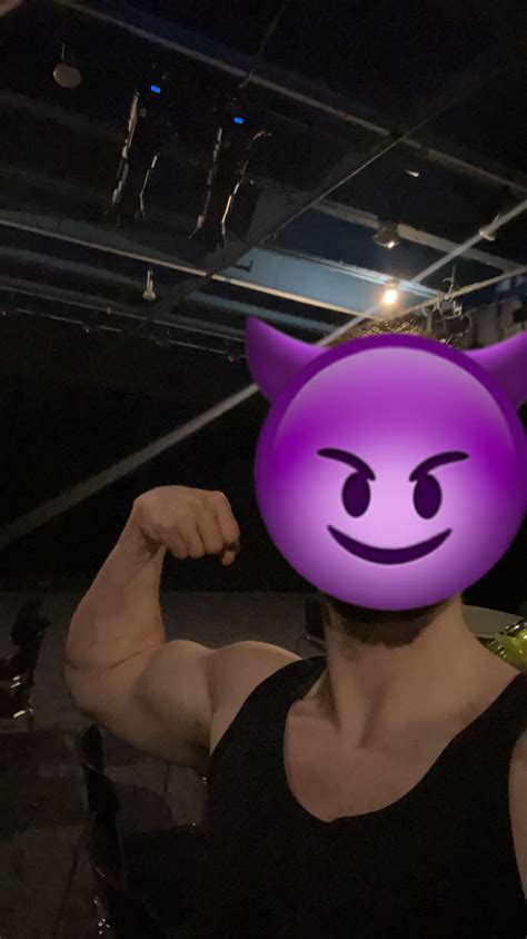 You Wish You Could Have Your Face In This Sweaty Pit While I Flex 😈💪🏻