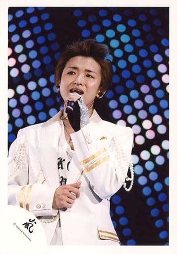 駿河屋 嵐大野智ライブフォト・バストアップ・衣装白金・左手マイク・右手お腹・目線左上・照明青公式生写真（男性生写真）