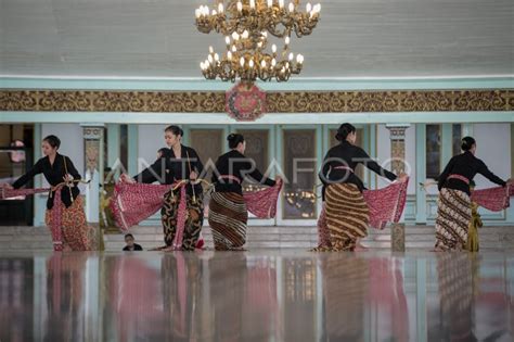 Latihan Tari Pengangkatan Raja Mangkunegaran Antara Foto