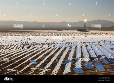 Das Ivanpah Solar thermische Kraftwerk in Kalifornien s Mojave Wüste