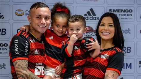 Everton Cebolinha publica foto ao lado da ex esposa após polêmica separação