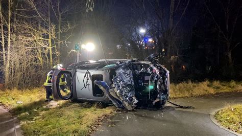 NonstopNews Auto kommt von Landstraße ab schanzt über Leitplanke und