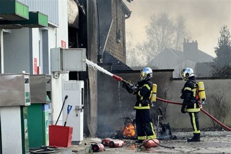 Vid O Garage Automobile En Feu La Lande Patry De Nombreux Secours