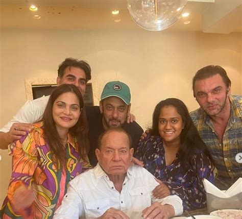 Salman Khan, siblings wish Salim Khan on Father's Day with adorable ...