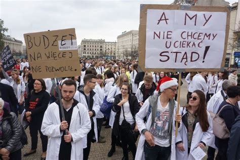 Lekarze rezydenci protestowali w Poznaniu Nie da się przeżyć z