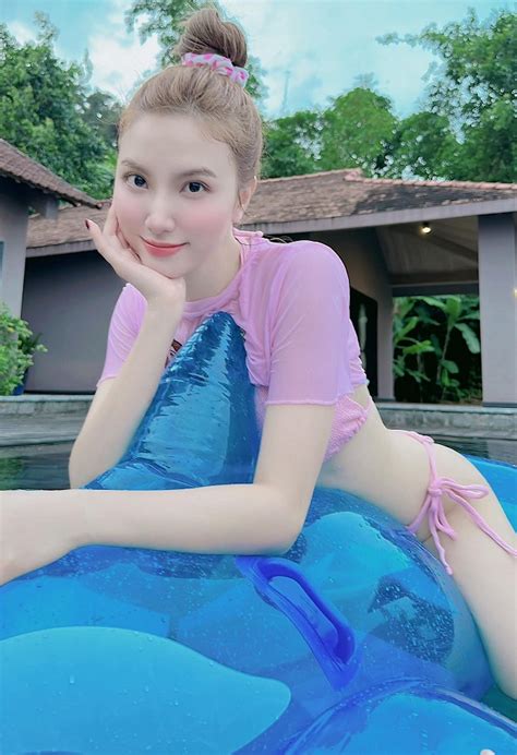 90 Ảnh ca sĩ Hạnh Sino bikini khoe đường cong thon gọn