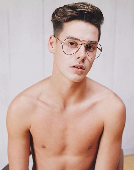 Vận động viên nhảy cầu đẹp trai như nam thần công khai mình là Gay