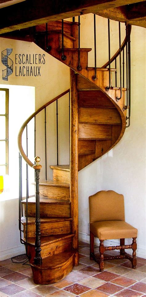 Escalier colimaçon XIXe tout bois en chêne massif de type bistrot