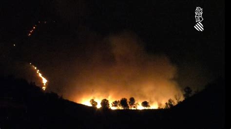 El Fuego Arrasa La Sierra De Llutxent Y Obliga A Desalojar A Vec