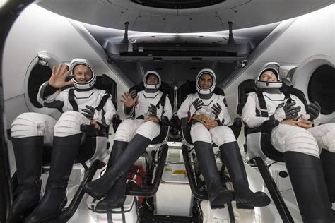 Cuatro astronautas regresan de la Estación Espacial en una Crew Dragon