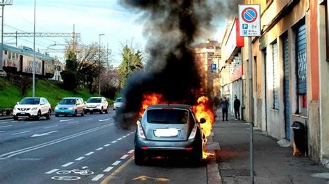 Auto Distrutta Dalle Fiamme In Via San Giorgio Illesa La Conducente