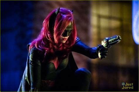 Barry And Oliver Run Into Batwoman In Gotham City In Elseworlds Part 2