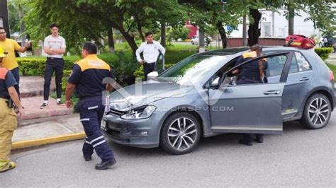 Auto Y Camioneta Chocaron Frente Al Parque De La Mujer Noticiaspv