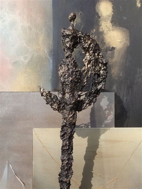 Duża rzeźba nowoczesna brąz - kobieta siła i energia